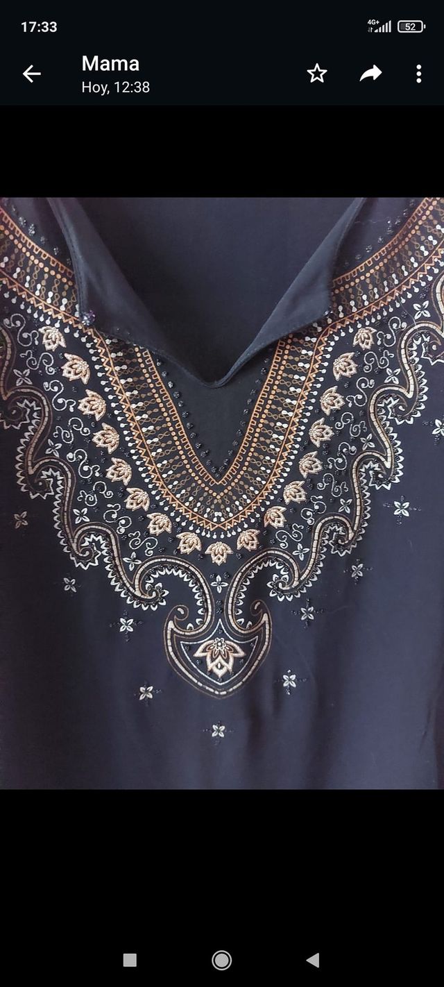 Blusa negra con estampado dorado