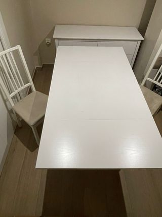 Mesa extensible IKEA blanca y 2 sillas