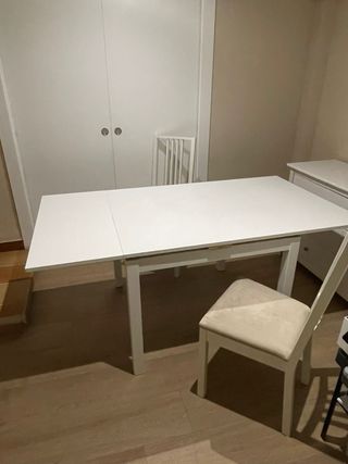 Mesa extensible IKEA blanca y 2 sillas