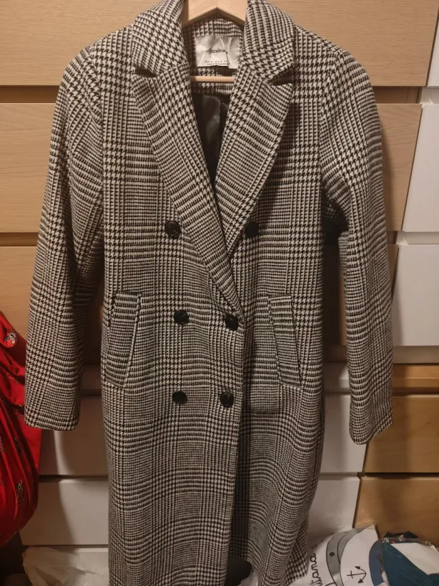 Abrigo Stradivarius cuadros gris y negro T.S