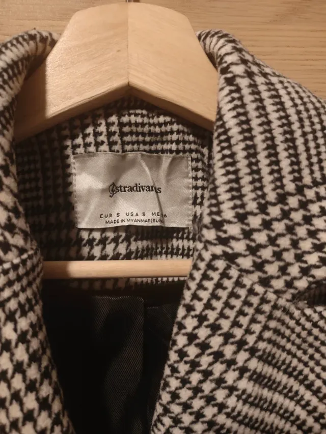Abrigo Stradivarius cuadros gris y negro T.S