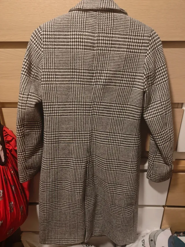 Abrigo Stradivarius cuadros gris y negro T.S