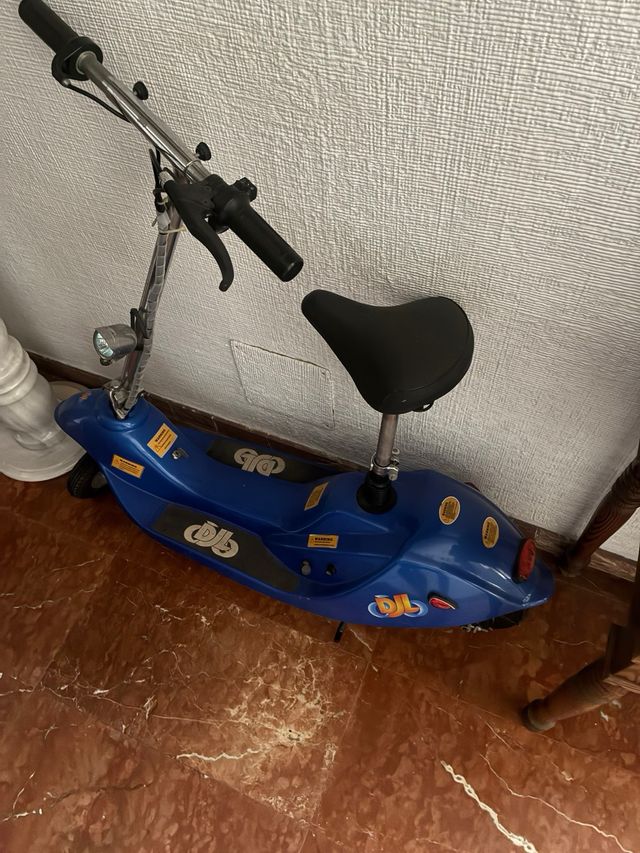 Patinete eléctrico azul con asiento
