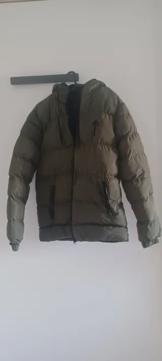 Abrigo acolchado verde.