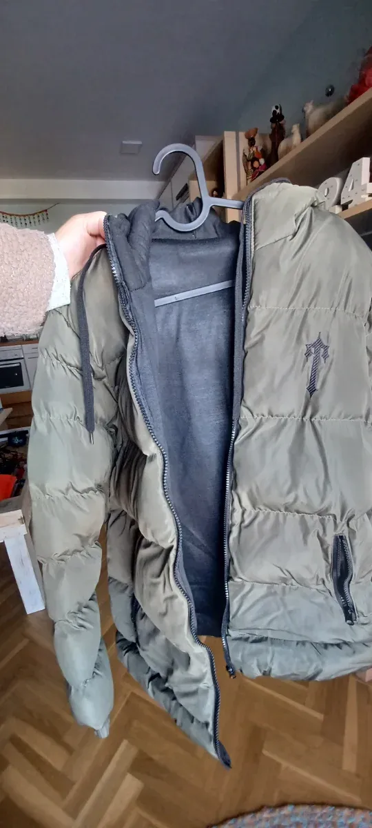 Abrigo acolchado verde.