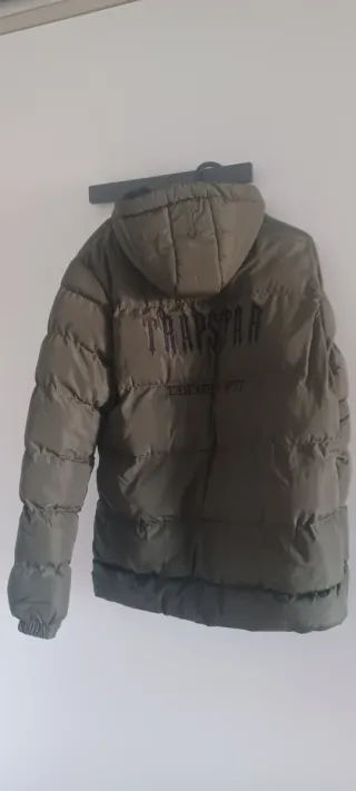 Abrigo acolchado verde.