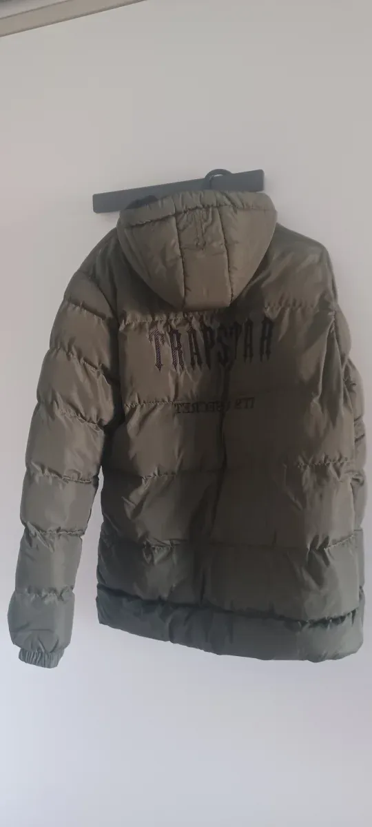 Abrigo acolchado verde.