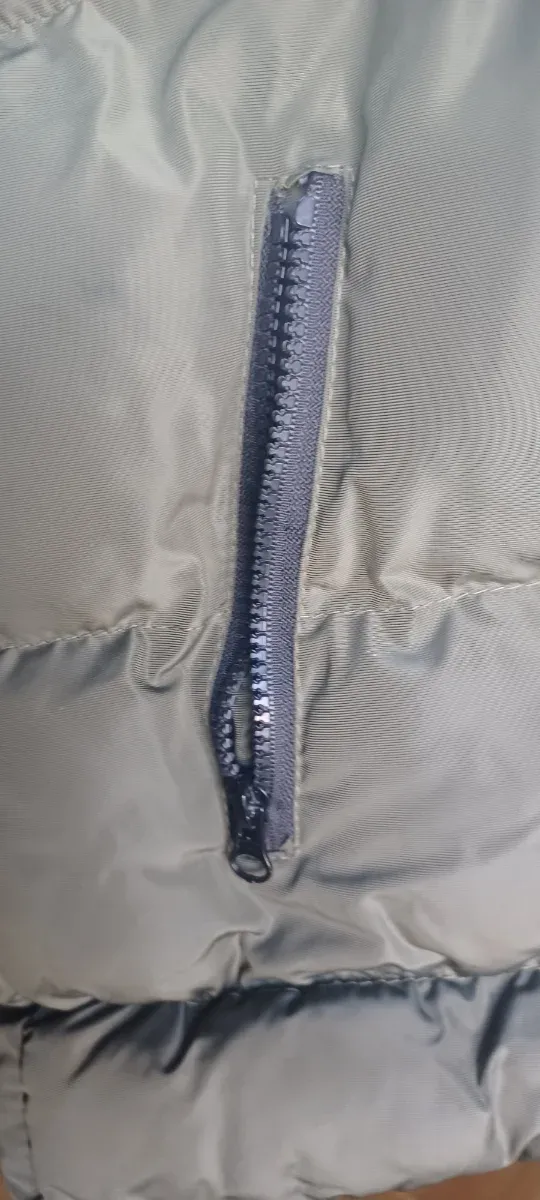 Abrigo acolchado verde.