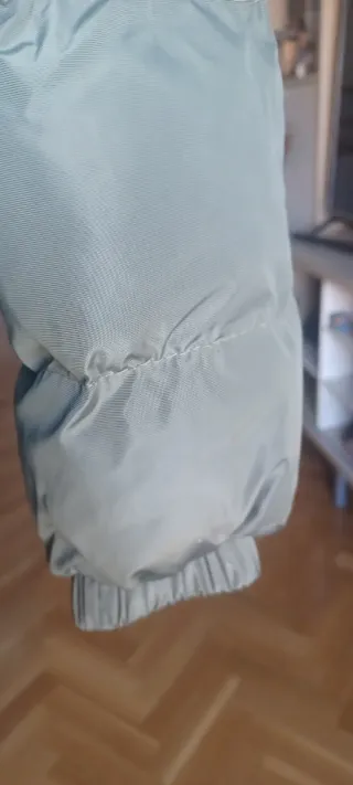 Abrigo acolchado verde.