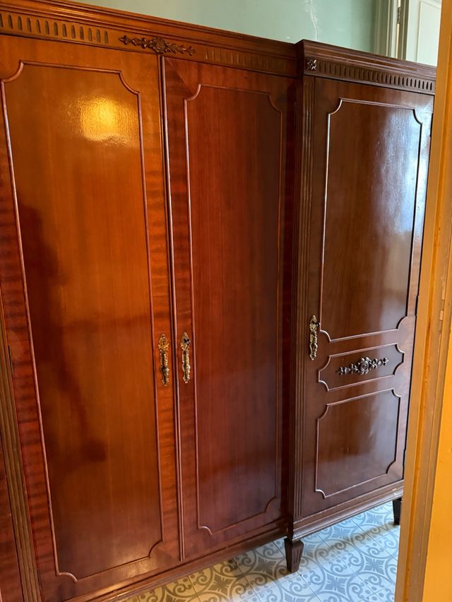 Ponle tu el precio, Armario antiguo de madera