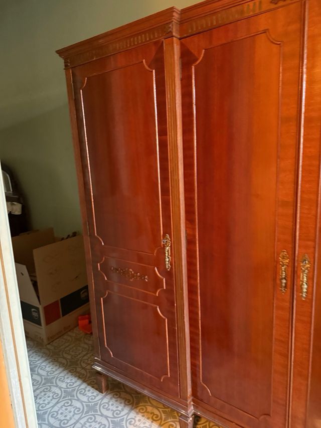 Ponle tu el precio, Armario antiguo de madera