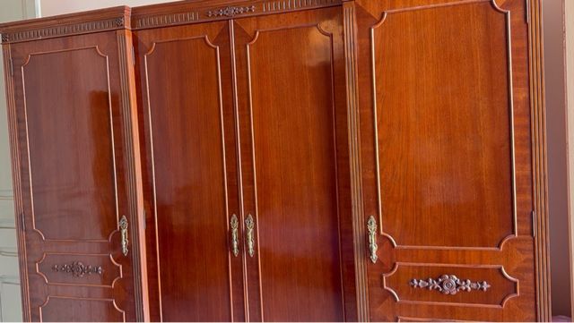 Ponle tu el precio, Armario antiguo de madera