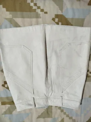 Falda de poliéster blanca