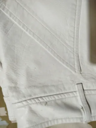 Falda de poliéster blanca