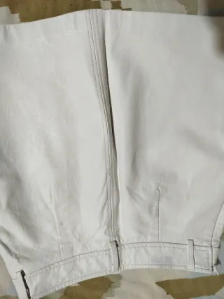 Falda de poliéster blanca