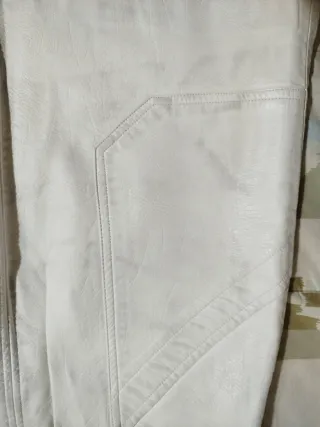 Falda de poliéster blanca