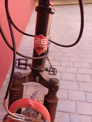 Bicicleta de montaña negra