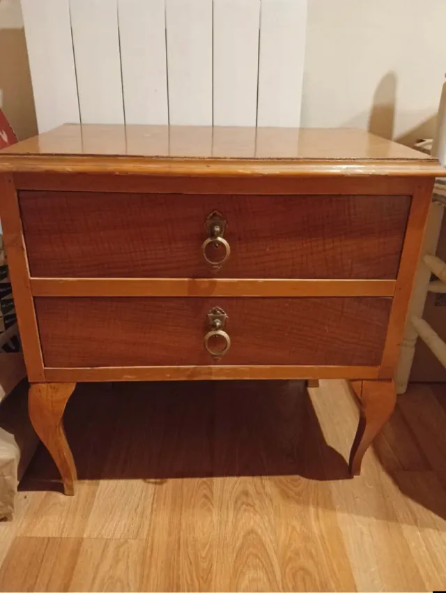 Mesita de noche de madera