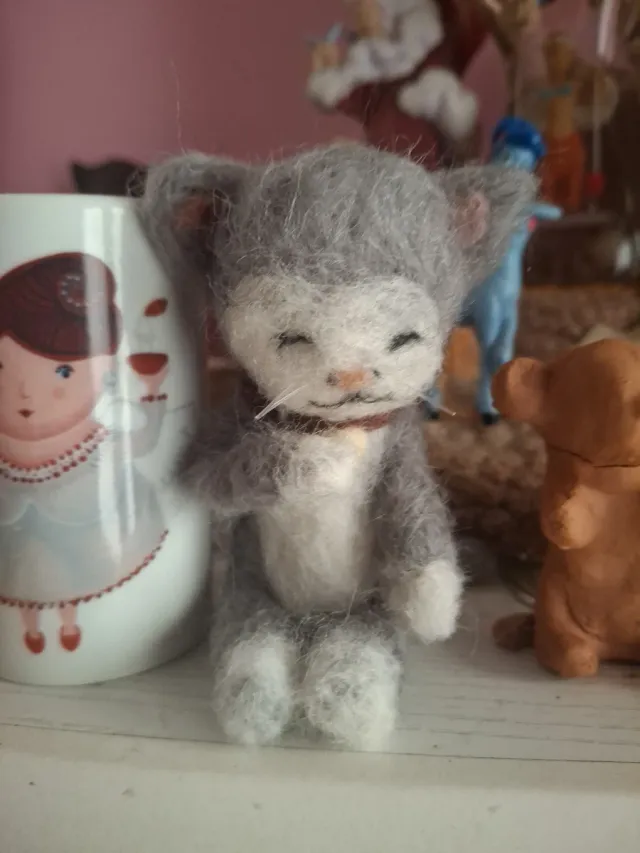 Muñeco gato fieltro hecho a mano