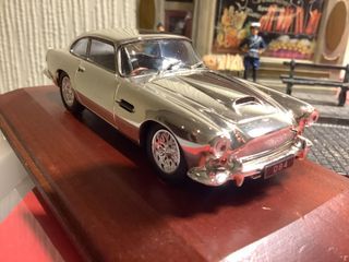 Coche Aston Martin DB4 1/43 Ixo Cromado