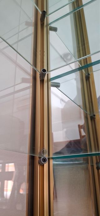 Vitrina expositora aluminio anodizado dorado