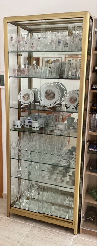 Vitrina expositora aluminio anodizado dorado