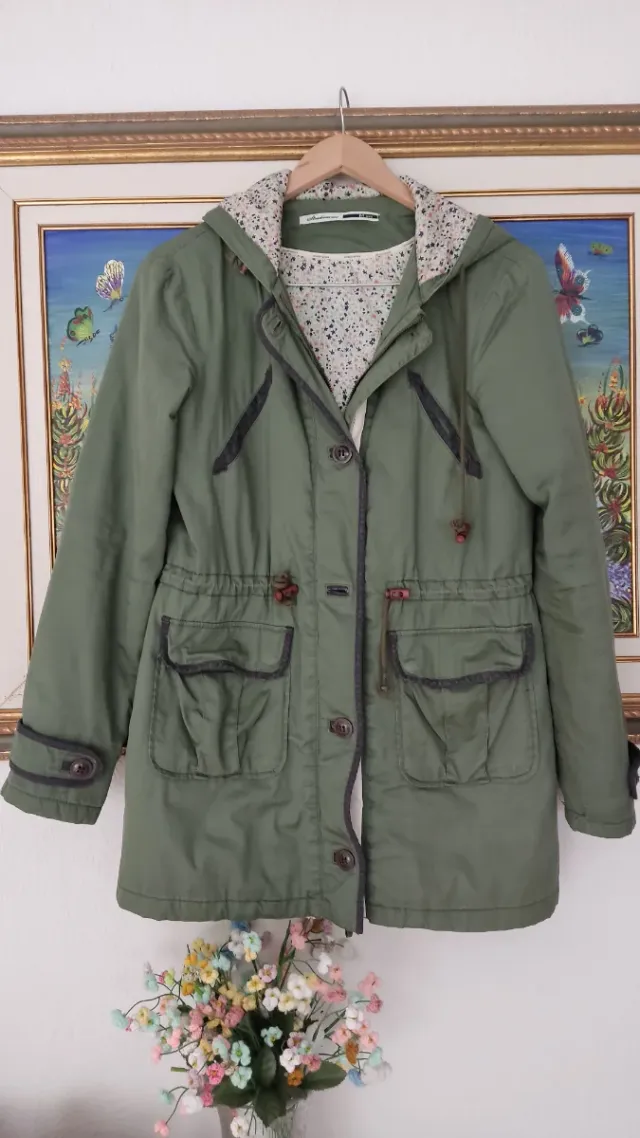 Parka verde con capucha