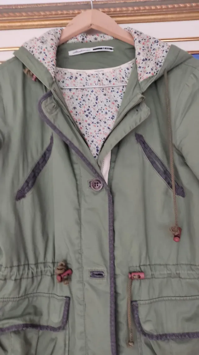 Parka verde con capucha