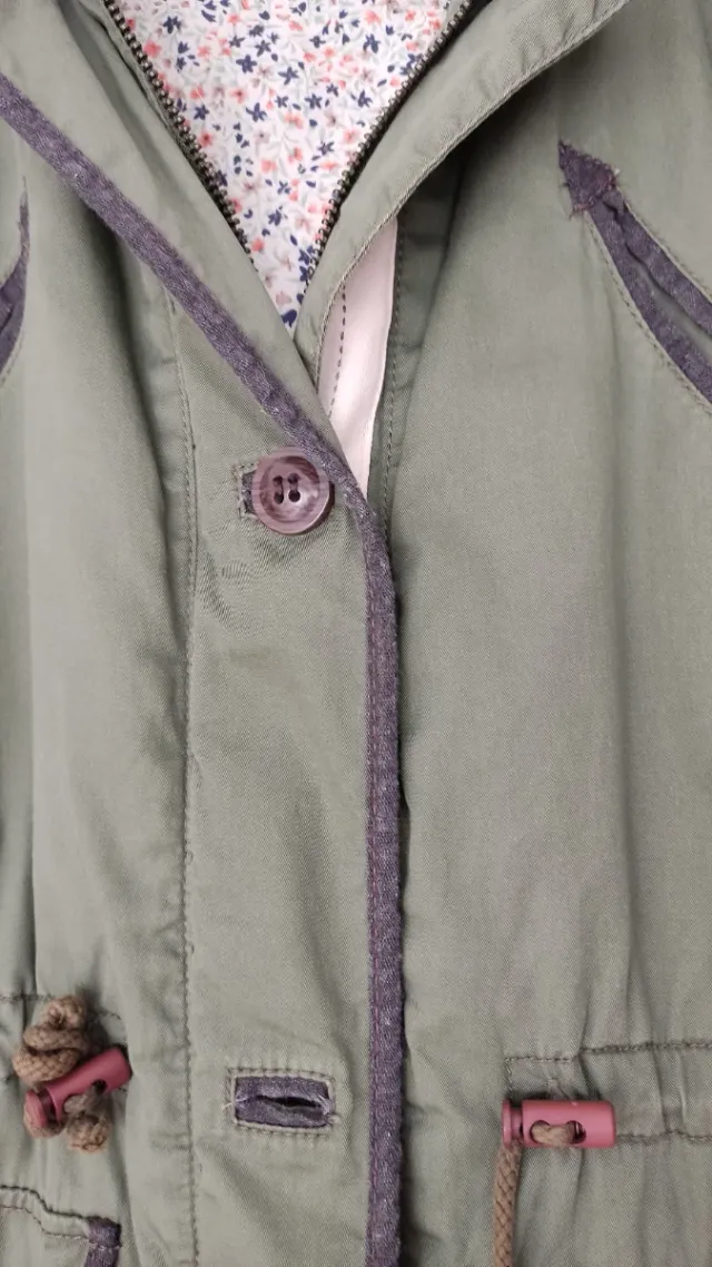Parka verde con capucha