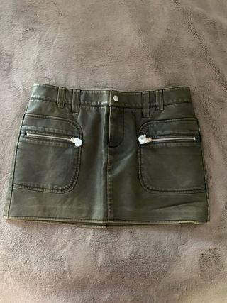 Minifalda con cremalleras efecto cuero