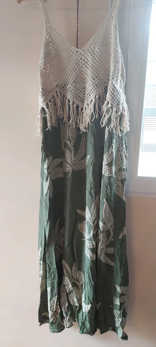 Vestido largo verde con estampado blanco