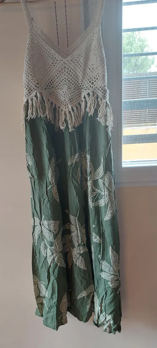 Vestido largo verde con estampado blanco