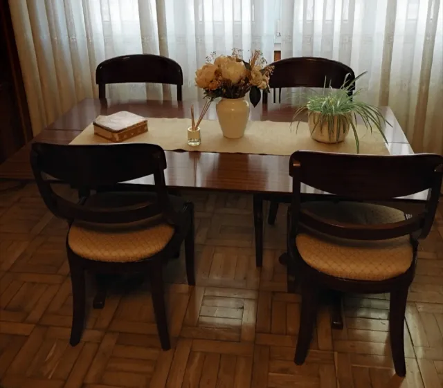 Mesa comedor y 4 sillas caoba
