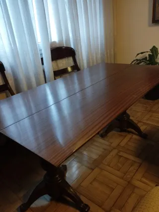 Mesa comedor de madera.