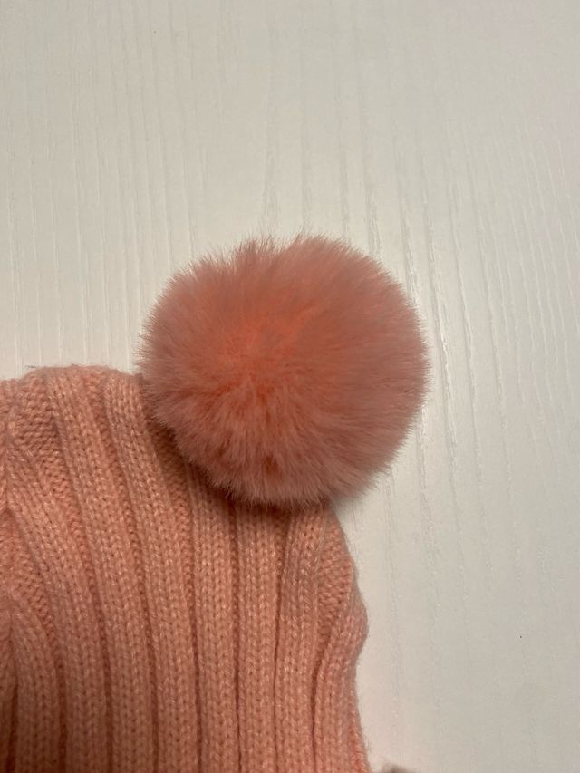 Gorro Minnie Mouse  con pompones 6 9 meses