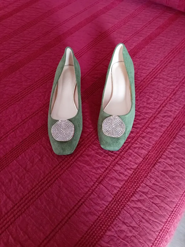 Zapatos verdes con detalle plateado