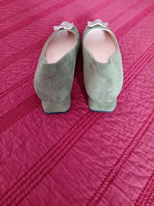 Zapatos verdes con detalle plateado