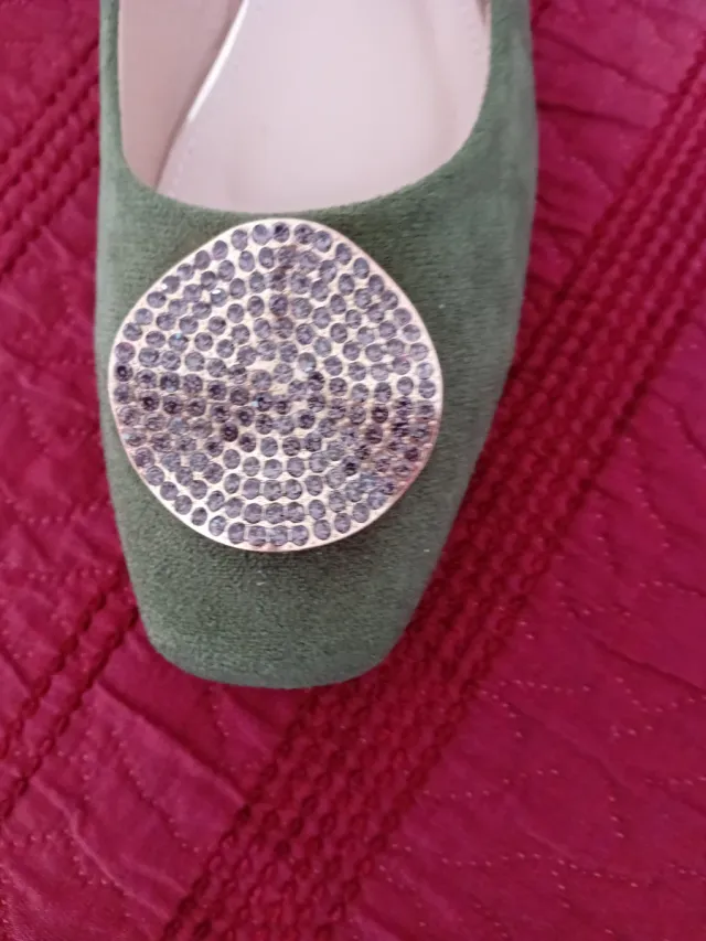 Zapatos verdes con detalle plateado