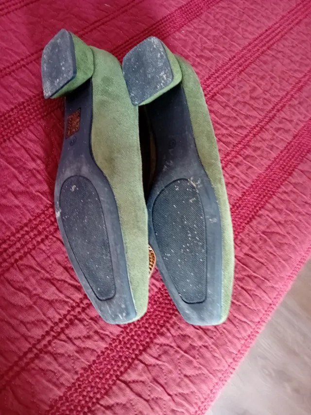 Zapatos verdes con detalle plateado