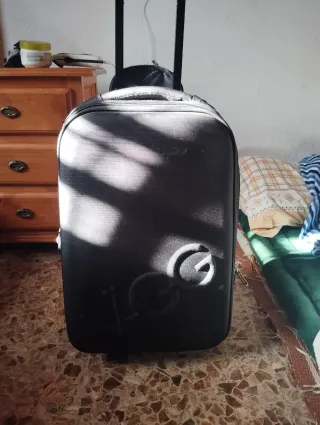 Maleta de viaje negra con ruedas