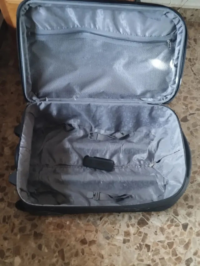 Maleta de viaje negra con ruedas