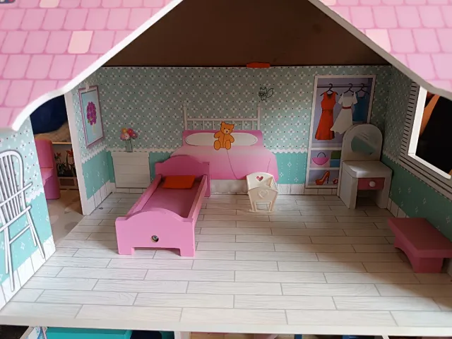 Casita de muñecas de madera