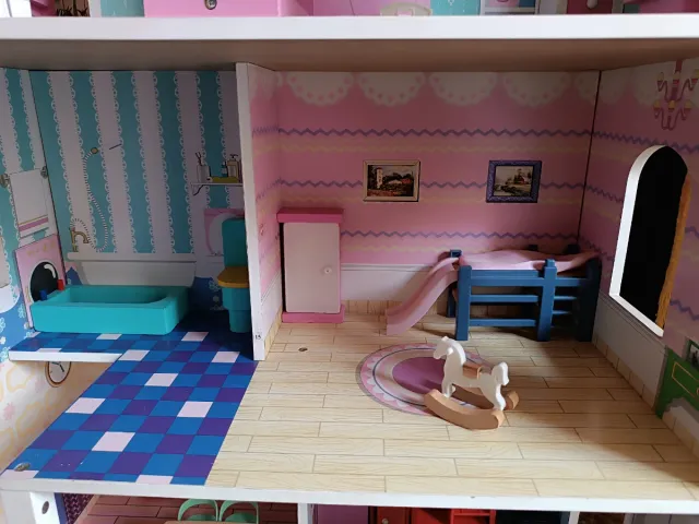 Casita de muñecas de madera