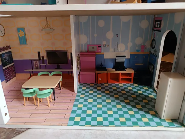 Casita de muñecas de madera