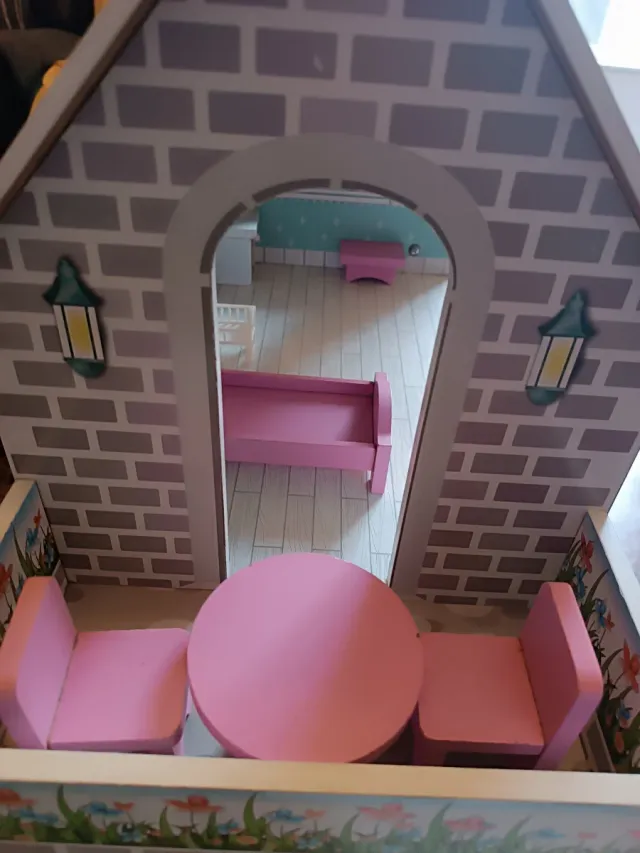 Casita de muñecas de madera