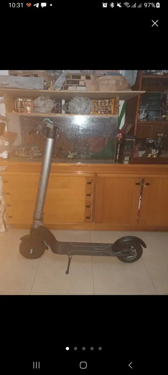 Monopattino elettrico grigio