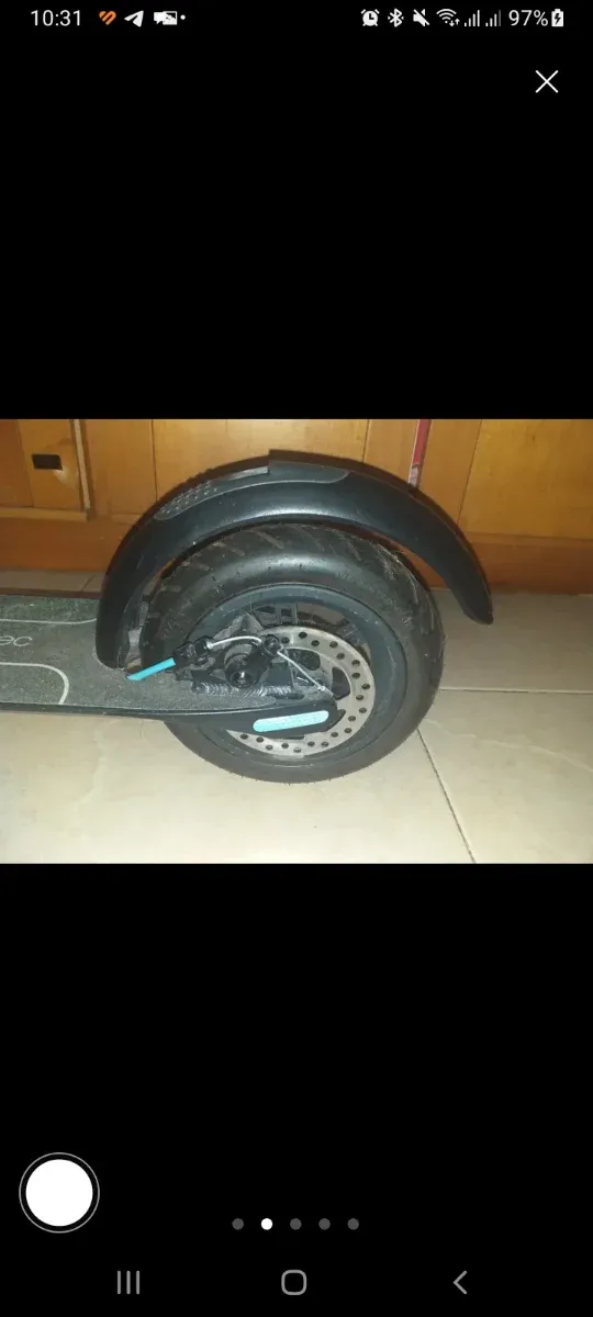 Monopattino elettrico grigio