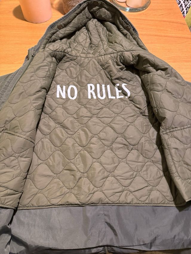 Abrigo verde forro desmontable 10 años