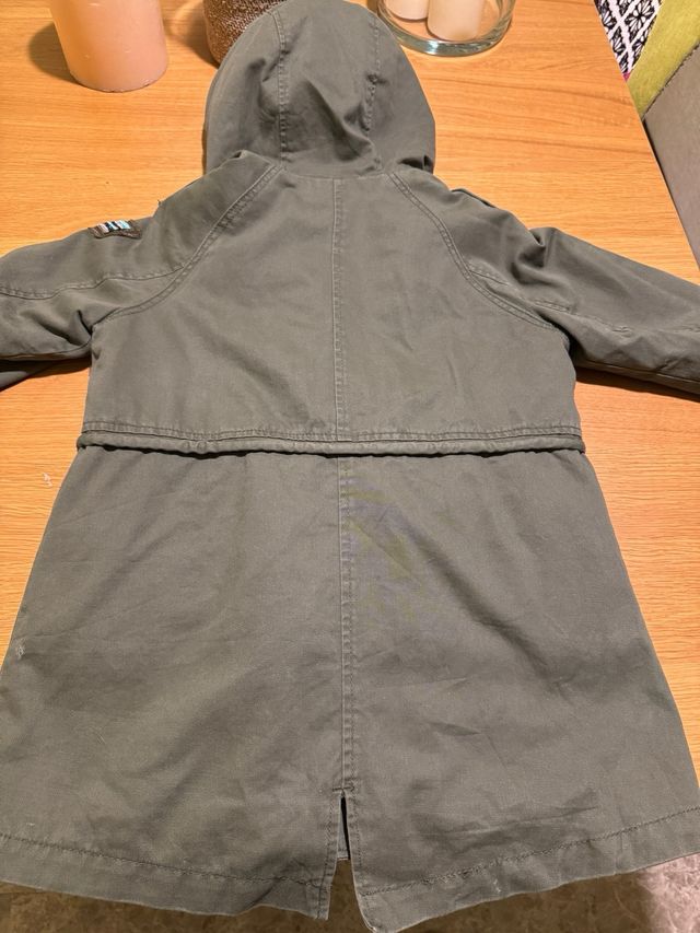 Abrigo verde forro desmontable 10 años