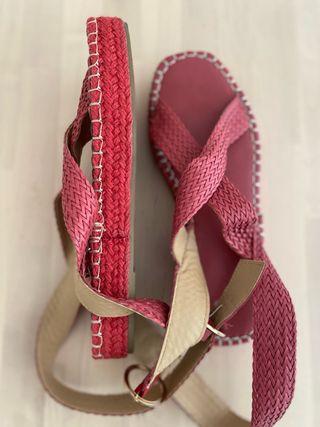Sandalias de verano con tiras tejidas